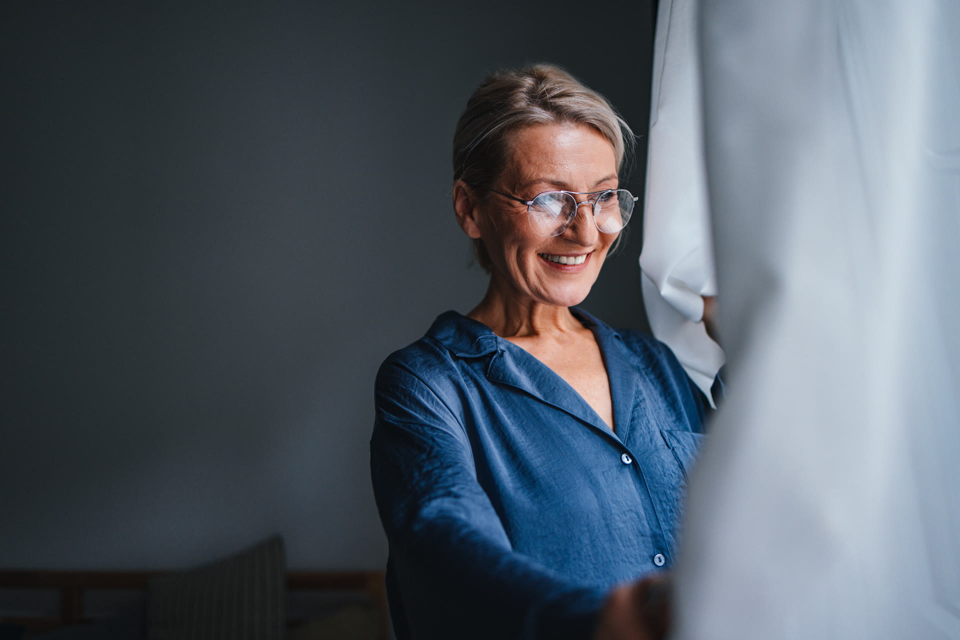 Femme souriante, accompagnement funéraire au Centre National de Crémation